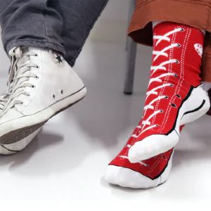 giv sjove strømper der ligner sneakers i gave