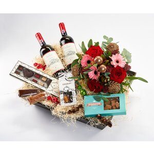 giv en flot julekurv med blomster og vin