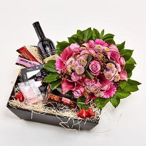 giv en gavekurv med blomster og vin